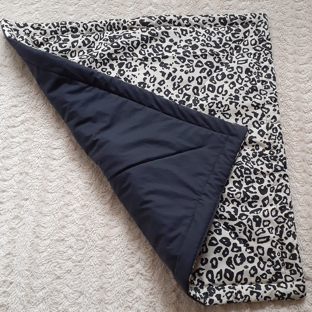 Small dog/cat  blanket  22×22 inches